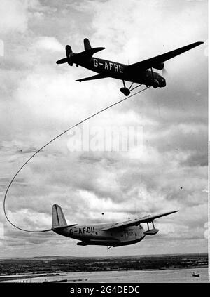 transport / transportation, aviation, seaplane, flying boat Short S 23 Empire, is refueled in the air, ADDITIONAL-RIGHTS-CLEARANCE-INFO-NOT-AVAILABLE Stock Photo