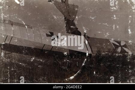 First World War / WWI, aerial warfare, crashed German fighter Fokker Dr I, picture postcard, 1917, ADDITIONAL-RIGHTS-CLEARANCE-INFO-NOT-AVAILABLE Stock Photo