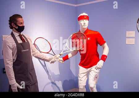 LONDON 21 June 2021. ROGER FEDERER'S CHAMPION OUTFIT AND RACKET DAVIS CUP, 2014. Christies's preview of the Roger Federer collection to benefit the Roger Federer Foundation includes sporting memorabilia and 20 lots from his Grand Slam victories which will be offered for auction in London on 23 June. Credit amer ghazzal/Alamy Live News Stock Photo