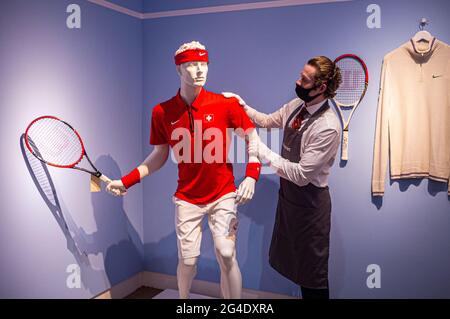 LONDON 21 June 2021. ROGER FEDERER'S CHAMPION OUTFIT AND RACKET DAVIS CUP, 2014. Christies's preview of the Roger Federer collection to benefit the Roger Federer Foundation includes sporting memorabilia and 20 lots from his Grand Slam victories which will be offered for auction in London on 23 June. Credit amer ghazzal/Alamy Live News Stock Photo