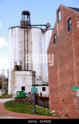 Lynchburg, VA, USA. The old Piedmont Flour Mill and Silo buildings on Jefferson Street, converted into lofts, with the silos still standing abandoned. Stock Photo