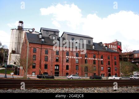 Lynchburg, VA, USA. The old Piedmont Flour Mill and Silo buildings on Jefferson Street, converted into luxury apartment units and lofts. Stock Photo