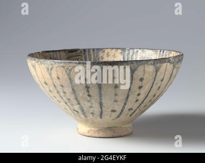 . Come from quartz frying goods, decorated with sludge and colors under transparent alkali acid. On the bottom a medallion with a stylized leaf rank. This is a bond with triangles. The inner wall is divided into compartments with lines or groups of four dots. Stock Photo