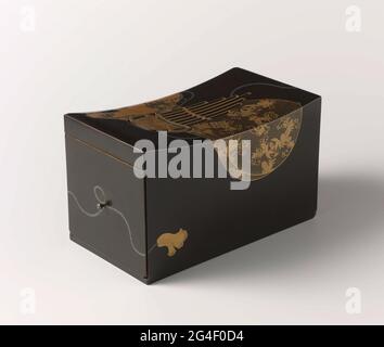 . Rectangular box, the top Iet concave, with opened parts in the form of a mouth organ (SHO). There is a drawer at one short side. The cushion is covered with black varnish with on the top, partly continuously on the sides, a pouch from which the neck of a lute sticks; on the pouch flower branches; The pouch is closed with a cord in silver macarie, ending in a flower. (Small damage to the corners) Stock Photo