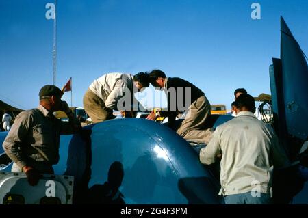 Bluebird CN7 with mechanics, Lake Eyre 1964 Stock Photo