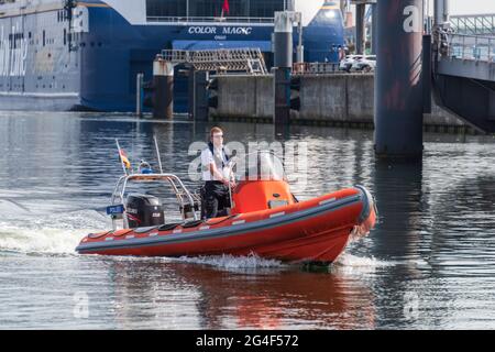 Kiel Hafen am frühen Morgen legt die Norwegenfähre der Color Line am Oslokai an. Ein Polzist der Bundepolizei kontrolliert die Ankunft Stock Photo