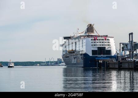 Kiel Hafen am frühen Morgen legt die Norwegenfähre der Color Line am Oslokai an. Stock Photo