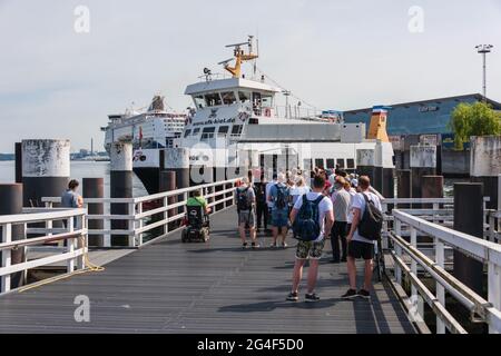 Kiel Hafen am frühen Morgen  An der Bahnhofsbrücke warten Touristen auf eine Fahrt mit einer der Personenfähren der Fördeschifffahrt Stock Photo