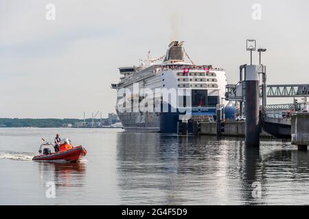 Kiel Hafen am frühen Morgen legt die Norwegenfähre der Color Line am Oslokai an. Ein Polzist der Bundepolizei kontrolliert die Ankunft Stock Photo