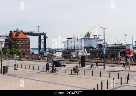 Kiel Hafen am frühen Morgen Aussicht vom Bahnhof auf die Fährterminals nach Norwegen und nach Schweden Stock Photo