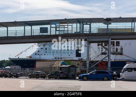 Kiel Hafen am frühen Morgen legt die Norwegenfähre der Color Line am Oslokai an., Im Vordergrund die Stena Scandinavica am Schwedenkai Stock Photo