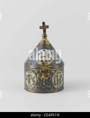 . Pixis of gold-plated buyer and email champlevé. The body cylindrical. The conical lid is crowned by a cross on a sphere. The lid is connected to the body with a hinge and has a pierced sneb on the opposite side, which fits the body between two eyes and can thus be closed with a pen. The lid is decorated with a blue land of email, on which Ranken ornament, which is on the body four, and on the lid three medallions of white email. The medallions alternately show the letters IHS and the XPS monogram. The bottom is connected to cling that has been cut off at the bottom of the body. Stock Photo