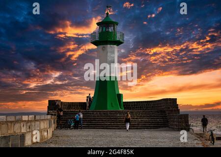 Green and white lighthouse, pier light Sassnitz, dramatic evening sky, island Ruegen, Mecklenburg-Vorpommern, Germany Stock Photo