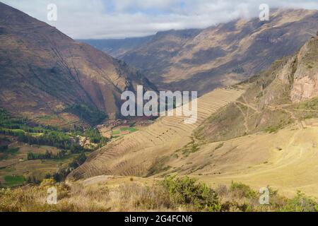 Walled terraces in the Inca ruin complex, Pisac, Cusco region, Urubamba province, Peru Stock Photo