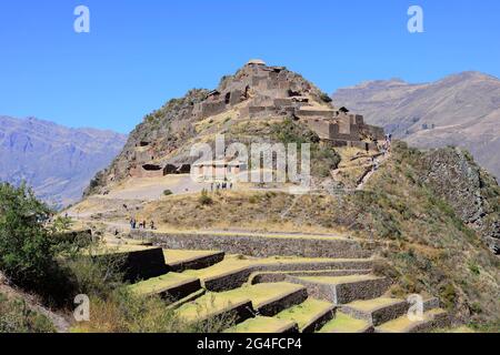 Walled terraces in the Inca ruin complex, Pisac, Cusco region, Urubamba province, Peru Stock Photo