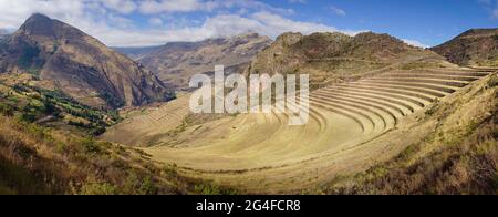 Walled terraces in the Inca ruin complex, Pisac, Cusco region, Urubamba province, Peru Stock Photo