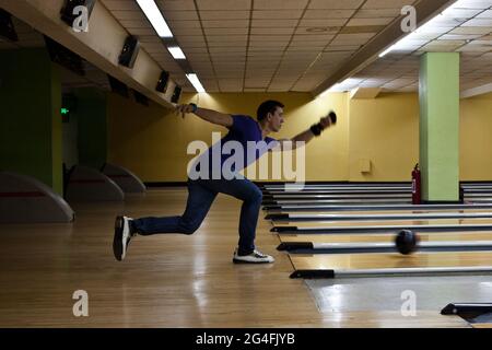 Rafael 'Paeng' Nepomuceno, World Champion many times and considered the best international bowler ever, training at a bowling alley in Makati, Manila. Stock Photo