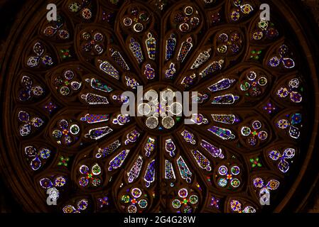 Rose window of the monastery of Sant Cugat del Vallès at night (Vallès Occidental, Barcelona, Catalonia, Spain) Stock Photo