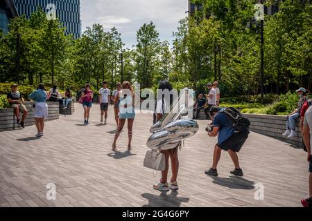 New York, USA. 18th June, 2021. Activity at Hudson Yards in New York on Friday, June 18, 2021. (Photo by Richard B. Levine) Credit: Sipa USA/Alamy Live News Stock Photo