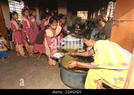 LANJIA SAORA TRIBE. Midday meals distribution designed to better the nutritional standing of school-age children nationwide. Puttasingh village in Odi Stock Photo