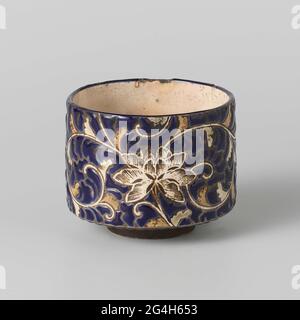 . Tea bowl of stoneware, covered with a creamy glaze, blue email and painted in red, green and white. The lower part of the bowl is unglazed. The inside of the bowl is covered with a cream-colored glaze. The outside with lotus drinks saved in a background of blue email. The lower part of the outer wall with a bond with blue dots. Marked on the underside with an unidentified, pressed three-character mark. Two chips in the edge. Kyo Gyuzan. Stock Photo
