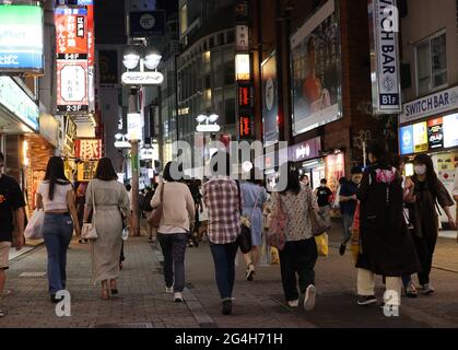 Tokyo, Japan. 21st June, 2021. People stroll drinking area at Tokyo's Shibuya district on Monday, June 21, 2021 as a statement of emergency for COVID-19 was removed in Tokyo. Credit: Yoshio Tsunoda/AFLO/Alamy Live News Stock Photo