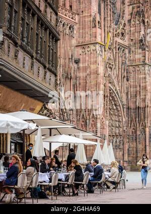 People eating outside at Maison Kammerzell iconinc restaurant Stock Photo