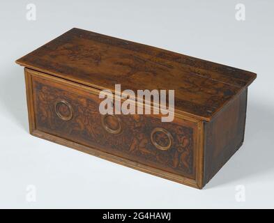 . Coffin of dogwood wood. Drawings in East Indian ink are arranged on the front and sides and on the lid. The front shows four putti in the middle of leaf refinements, interspersed by rosettes within profiled circles and the lid shows two eagles in flight on either side of a tree. The edge of the lid, as well as the sides, wears a branch motif in East Indian ink. Left at half height the coffin has a box. Stock Photo
