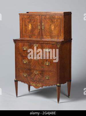 Cabinet with two doors and three drawers, glued with mahogany. On the doors a central oval shell pattern .. oak wardrobe with top cupboard, glued with mahogany. The conical legs and corner styles, with channeled semi-columns with copper basement and corinthian capital, are placed overhoeks. The three drawers of the lowercoat carry gold-plated copper batter in the form of vases with suspended garlands. These drawers and the two doors of the upper cupboard wear rectangular and square fields slogged by bands with herringbone motif; On the doors a central oval shell pattern. Scalloped understood w Stock Photo