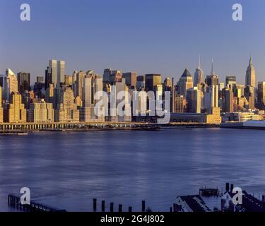 2010 HISTORICAL MIDTOWN SKYLINE HUDSON RIVER MANHATTAN NEW YORK CITY USA Stock Photo