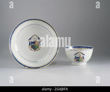 . Cup of porcelain, painted on the glaze in blue, red, pink, green, black and gold. On the wall a flower branch The weapon of Martinus Nolthenius (1766-1793), a VOC servant. The weapon is divided into four compartments with 1. a sea stod against a blue background; 2. Two dolphins [?] Against a golden background; 3. Six squares against a silver background; 4. Six golden stars on a green background. The cover is in blue and gold with brushes; The helmet sign is a swan. Around the edge and on the inner edge decorative tires. Two cracks and two chips in the edge of the dish. Weapon porcelain with Stock Photo