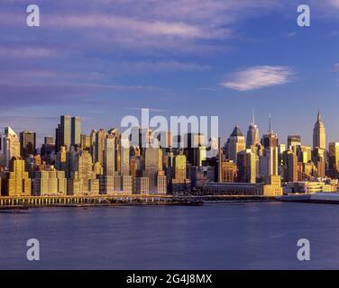 2010 HISTORICAL MIDTOWN SKYLINE HUDSON RIVER MANHATTAN NEW YORK CITY USA Stock Photo