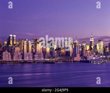 2010 HISTORICAL MIDTOWN SKYLINE HUDSON RIVER MANHATTAN NEW YORK CITY USA Stock Photo