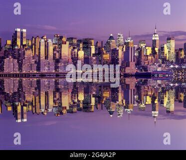 2010 HISTORICAL MIDTOWN SKYLINE HUDSON RIVER MANHATTAN NEW YORK CITY USA Stock Photo