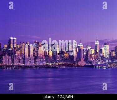 2010 HISTORICAL MIDTOWN SKYLINE HUDSON RIVER MANHATTAN NEW YORK CITY USA Stock Photo