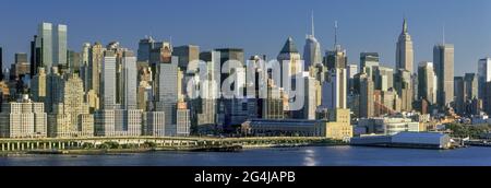 2010 HISTORICAL MIDTOWN SKYLINE HUDSON RIVER MANHATTAN NEW YORK CITY USA Stock Photo