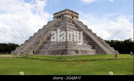 Temple of Kukulcan (El Castillo) dominating the center of the archaeological site, Chichen-Itza, Yucatan, Mexico Stock Photo