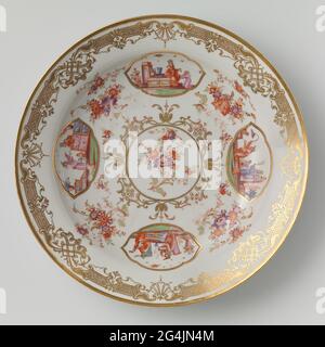 Subdated, painted with chinoiseries. Subdates of porcelain, with terrine (A) and lid (B). Painted with chinoiseries in blue, red, green, yellow, brown, pink-purple and black in four passes with golden border and brown inner edge, with the following performances on the edge of HT flat: at a table, which is tableware and a high piedestal a woman with a kneeling child for her; A kneeled man holds a parasol above a squirrel on a pedestal. On the right a woman with impeller at a high podestal and a balustrade on which a plant is in pot. The third show shows two Chinese on chairs on a low table with Stock Photo