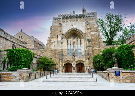Sterling Memorial Library building exterior view. Yale University - New Haven, Connecticut, USA - 2021 Stock Photo