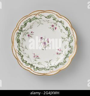 Plate, painted with garlands to which bouquets hang. Porcelain plate. Scalloped edge with golden trim. On the edge painted with four garlands of ribbon deposited with dots in green and white, whose pair of purple flowers depend on. In the middle three piglets in purple, green, yellow and blue with a ribbon. Along the Rand Rocailles in gold. Stock Photo