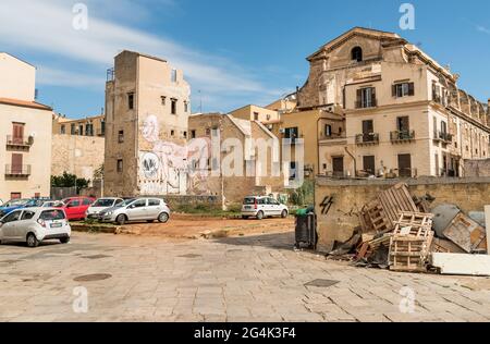 Palermo, Sicily, Italy - October 5, 2017: The walls of the old ruined houses with murals in the center of Palermo. Stock Photo