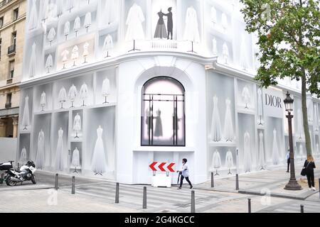 DIOR BOUTIQUE ON THE CHAMPS ELYSEES, PARIS Stock Photo - Alamy