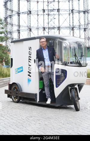 Hermes e-cargo bike in Berlin, Germany - 31st May 2021 Stock Photo - Alamy