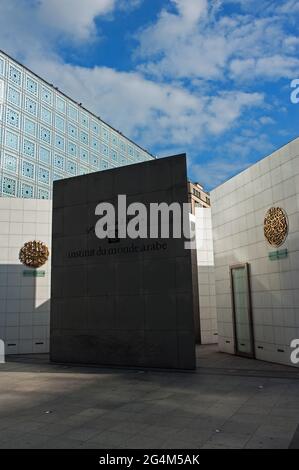 FRANCE, PARIS, 5TH DISTRICT, INSTITUT DU MONDE ARABE OPENED IN 1987, ARCHITECT JEAN NOUVEL Stock Photo