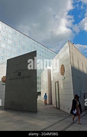 FRANCE, PARIS, 5TH DISTRICT, INSTITUT DU MONDE ARABE OPENED IN 1987, ARCHITECT JEAN NOUVEL Stock Photo