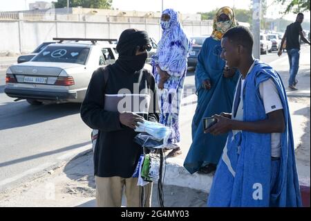 MAURITANIA, Nouakchott, Corona pandemic, selling medical mask infront of hospital, traffic, old german Mercedes Benz car Stock Photo