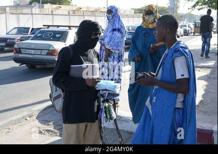 MAURITANIA, Nouakchott, Corona pandemic, selling medical mask infront of hospital, traffic, old german Mercedes Benz car Stock Photo