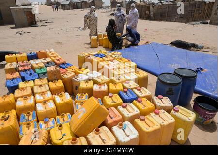 MAURITANIA, Nouakchott, slum Gazara, water supply with plastic water bag / MAURETANIEN, Nuakschott, Slum Gazara, Wasserversorgung mit einem Wasserschlauch Stock Photo