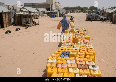 MAURITANIA, Nouakchott, slum, poor water supply / MAURETANIEN, Nuakschott, Slum Gazara, mangelnde Wasserversorgung Stock Photo