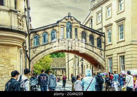 July 27 2019 Oxford UK - Tourists walk downn stree and under the bridge of sighs in Oxford on rainy overcast day. Stock Photo